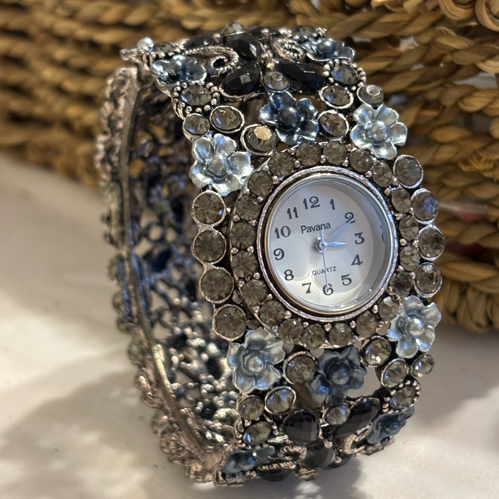 💎 Pavana Floral Crystal Watch